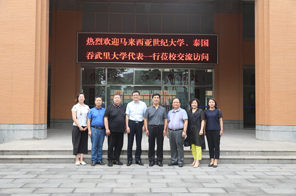 我校领导与贵宾合影留念.jpg 我校领导与贵宾合影留念.jpg