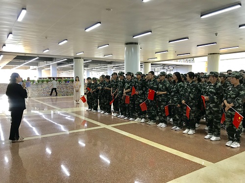 流通科科长张晓燕为新生作入馆讲解.jpg 流通科科长张晓燕为新生作入馆讲解.jpg